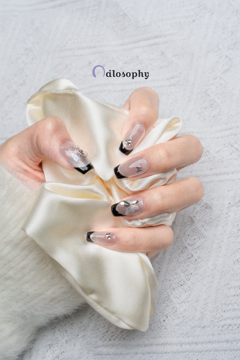 Nailosophy أظافر جل مصنوعة يدويًا باللون البيج مع تصميم قطة عين سوداء فرنسية مع فراشة | شكل كوفين - Image 3
